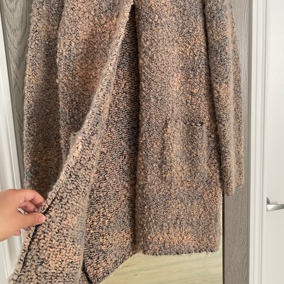 Long cardigan with pockets and one button closure - Picture 3 of 6